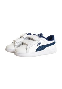 Sneakers bianchi con accenti blu, realizzati in materiale sintetico, dotati di due fascette in Velcro e con un design a punta arrotondata.