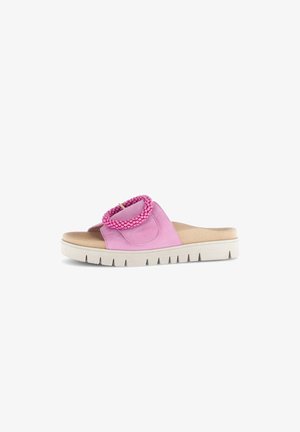 Lyserød slide sandal med en tekstureret rem med perledetalje, polstret indersål og en taktil gummiydersål med riller til greb.