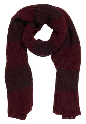 Mørkerød og sort stribet strikket halstørklæde med en vaffeltekstur, løst foldet for at danne en løkke i midten.