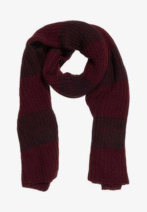 Ciemnoczerwony i czarny, prążkowany, dziergany szalik o strukturze wafelkowej, luźno złożony w pętlę na środku.