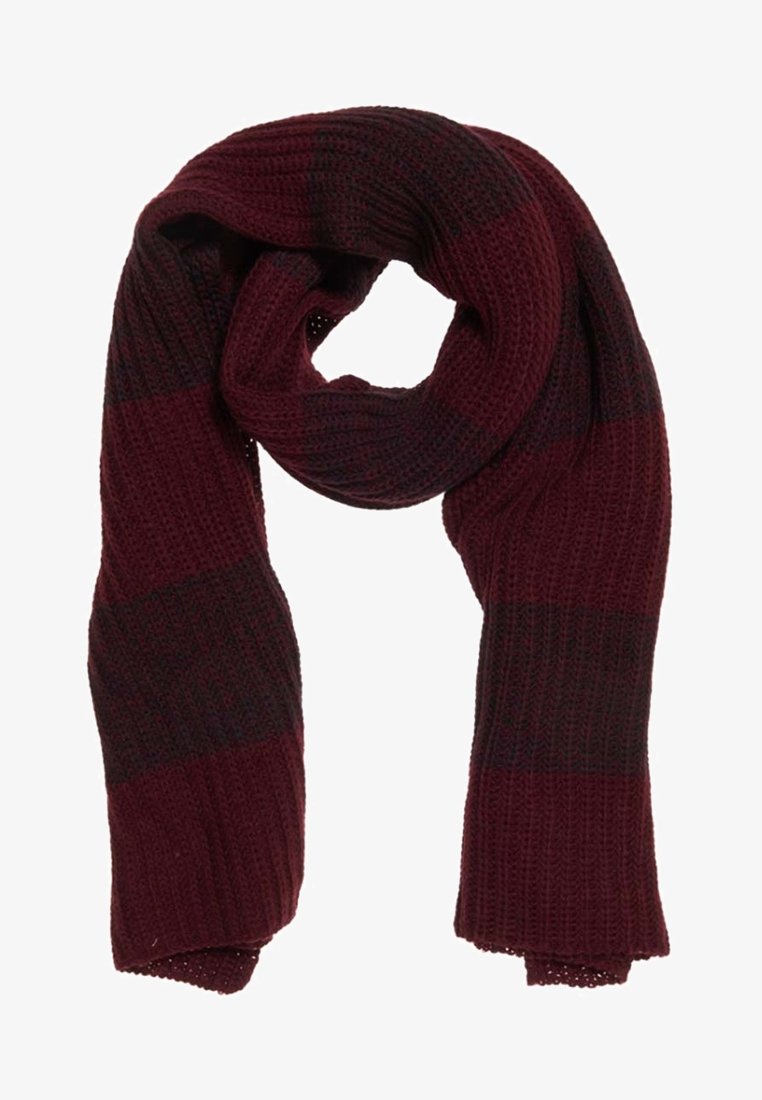 Écharpe tricotée à rayures rouge foncé et noire avec une texture gaufrée, pliée lâchement pour former une boucle au centre.