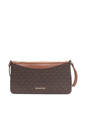 Borsa wristlet marrone Michael Kors con zip dorata, motivo monogram MK e tracolla in pelle regolabile su sfondo bianco.