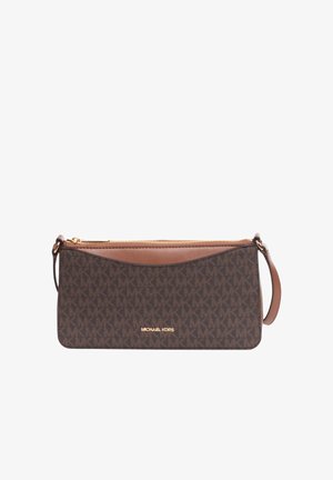 Bruine Michael Kors polstasje met gouden rits, MK-monogrammotief en verstelbare leren band op witte achtergrond.