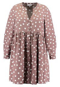 Hnědé šaty s puntíky, které mají knoflíkovou přední část a dlouhé rukávy, s řaseným pasem a jemnou, hladkou texturou látky.