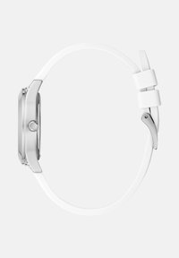 Zilveren horloge met een witte siliconen band en metalen gesp, zijkant gezien op een witte achtergrond.