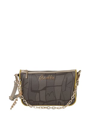 Pequeño bolso bandolera marrón con patrón abstracto, asa de cadena dorada, cremallera beige y logo dorado "Anekke" en la parte delantera.