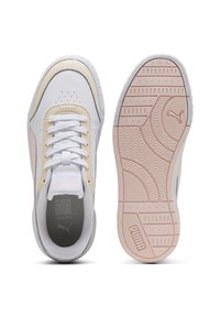 Sneaker bianche con dettagli beige e pastello, tomaia in pelle e materiale sintetico, design con lacci, suola in gomma testurizzata, con logo Puma.