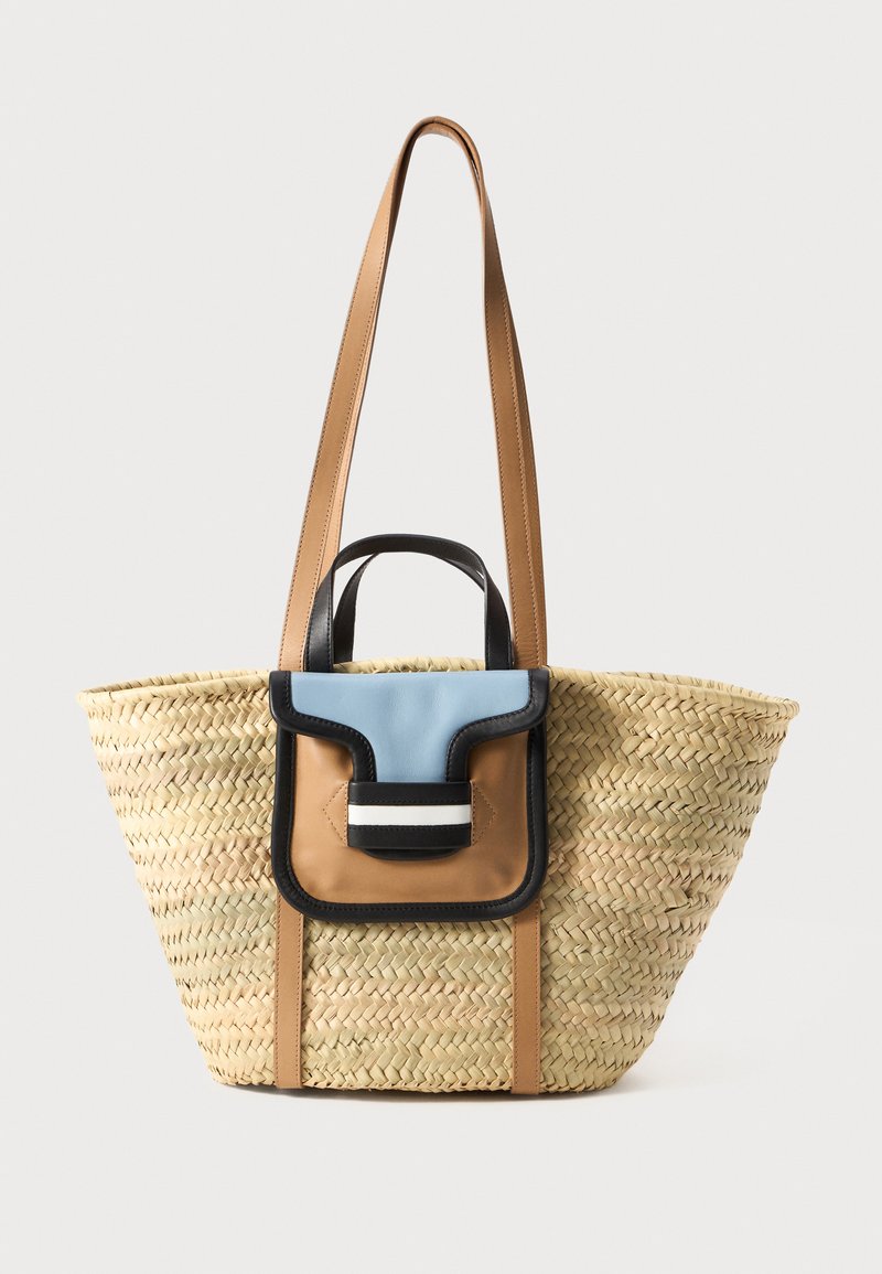Spleciona torba z rafii z brązowymi skórzanymi uchwytami oraz wielokolorową przednią kieszenią z niebieskimi, brązowymi i czarnymi akcentami; przestronna i teksturowana.