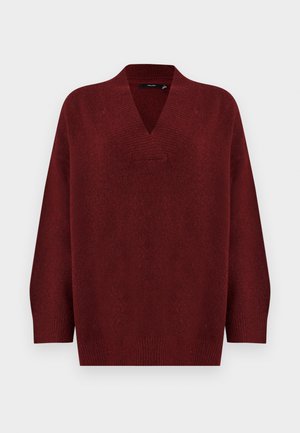 Mørkerød strikket genser med lange ærmer, ribbet V-hals, manchetter og kant, vist på en enkel hvit bakgrunn.