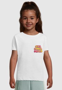 Witte katoenen t-shirt met korte mouwen, voorzien van een kleurrafische "GIRL POWER SQUAD" grafiek op de linkerkant van de borst.