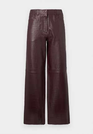 Calças de imitação de couro de cintura alta, pernas largas, em vinho escuro, com uma textura discreta de crocodilo e bolsos frontais.