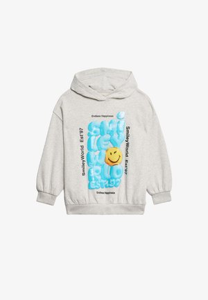 Felpa grigia con una grafica frontale che presenta testo blu e un'emoji sorridente. Ha un cappuccio con cordoncino e polsini elasticizzati. Tessuto di morbida consistenza.