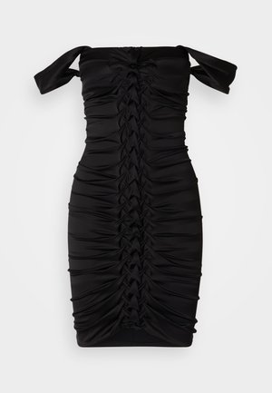 Must mustriga mustriga kleit, millel on volditud disain, keskne punutud detail ja elastne kangas, mis tagab sobiva väljanägemise. Sile tekstuur.