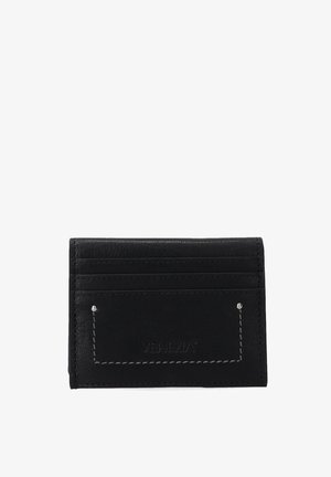 Zwart leren kaarthouder met meerdere kaartsleuven en een gestikte accenten. Beschikt over een metalen stud en een gedrukt logo op de achterkant.