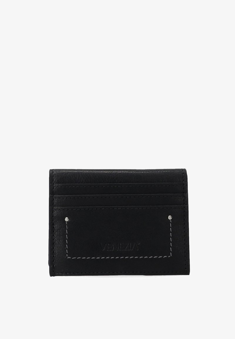 Zwart leren kaarthouder met meerdere kaartsleuven en een gestikte accenten. Beschikt over een metalen stud en een gedrukt logo op de achterkant.