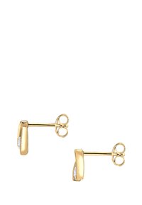 Guld stud øreringe med et buet design, der har en lille indlejret klar ædelsten. Glat tekstur, minimalistisk stil og sikker bagning.