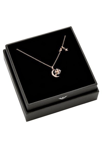 Collar de oro rosa con un charm de luna creciente y estrella, presentado en una caja negra. Presenta una fina cadena con acentos brillantes.