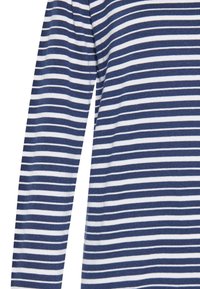 Maglia a maniche lunghe con righe orizzontali blu navy e bianche, con una texture morbida e tessuto a coste su tutta la superficie.