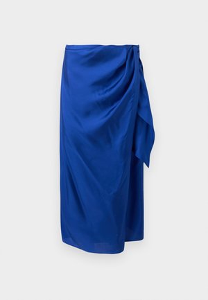 Jupe midi bleue avec un détail de nouage drapé sur le côté et un tissu lisse et fluide, présentée sur un fond uni.