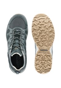 Scarpa sportiva grigia con tomaia in mesh traspirante, suola in gomma con trazione multidirezionale e accenti bianchi a contrasto.