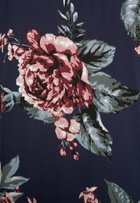Blumenstoff mit großen pinken und burgunderfarbenen Rosen sowie grünen Blättern auf einem dunklen Marineblauen Hintergrund; glatte Textur, lebendige Farben.