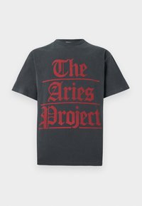 Tamno siva majica s kratkim rukavima od pamuka, s podebljanim crvenim natpisom "The Aries Project" u stiliziranom fontu na prednjoj strani.