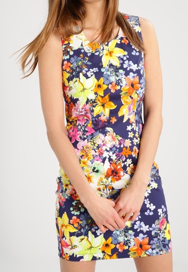 Blommig ärmlös klänning med marin bakgrund och flerfärgade blommönster i gult, rosa, orange och vitt. Figursydd design.