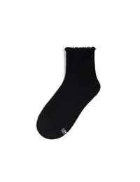 Schwarze Knöchel-Socke mit einem fransigen Saum, aus einem glatten, dehnbaren Material. Verfügt über eine verstärkte Zehenpartie und ein kleines weißes Logo auf der Sohle.
