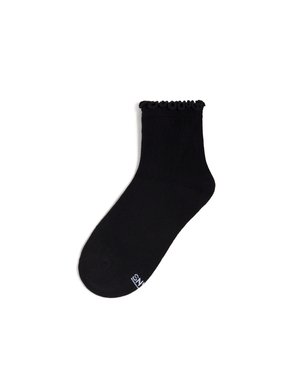 Schwarze Knöchel-Socke mit einem fransigen Saum, aus einem glatten, dehnbaren Material. Verfügt über eine verstärkte Zehenpartie und ein kleines weißes Logo auf der Sohle.