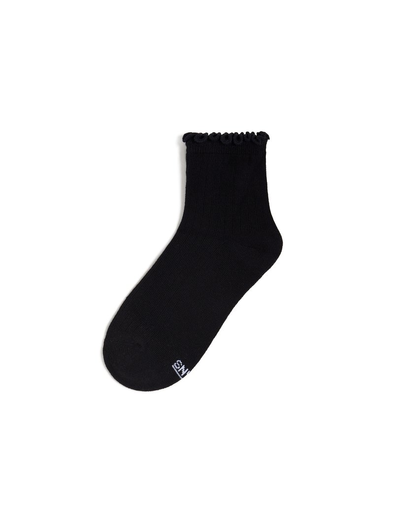 Schwarze Knöchel-Socke mit einem fransigen Saum, aus einem glatten, dehnbaren Material. Verfügt über eine verstärkte Zehenpartie und ein kleines weißes Logo auf der Sohle.