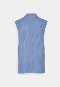 Pull-over tricoté sans manches bleu clair avec un col montant, présentant une texture côtelée et des fentes latérales pour plus de détails.