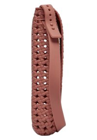 Borsa in gomma rosa intrecciata con design perforato e tracolla ampia e liscia; presenta angoli squadrati e una forma cilindrica.
