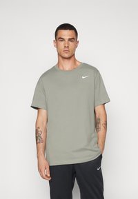Nike Performance CREW SOLID - Sports T-shirts - dark stucco