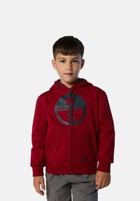 Sudadera roja con cremallera hecha de una mezcla de algodón, con un gran logo en azul marino, dos bolsillos frontales y puños acanalados.