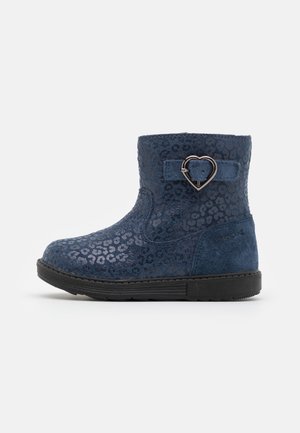 Blaue Wildleder-Stiefeletten mit Leopardenmuster, versehen mit einer herzförmigen Schnallendekoration und einer schwarzen Gummisohle für besseren Halt.