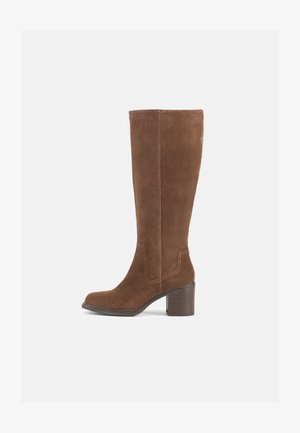 Bruine suedeboot tot de knie met een vierkante neus, blokhak en contrasterende stiksels. Glad textuur met een gestructureerd silhouet.