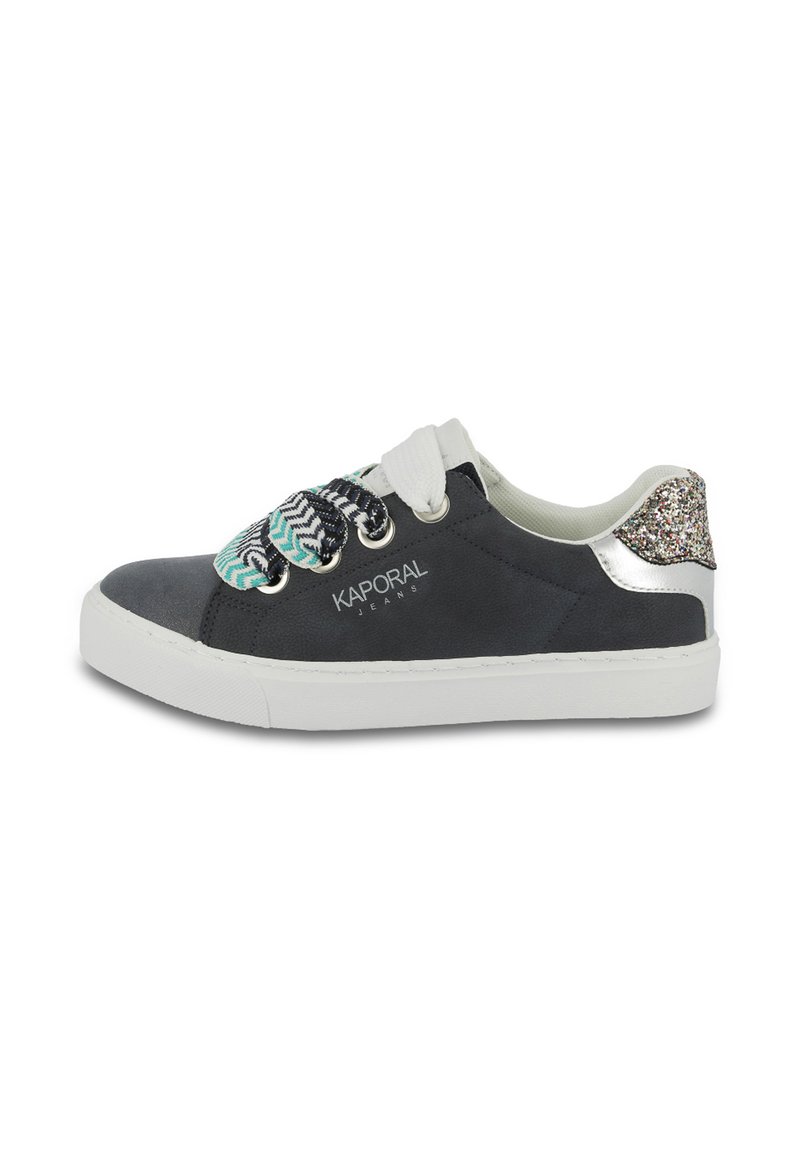 Baskets noires avec semelle blanche, lacets à motifs bleu et blanc, et accent argenté scintillant au talon. Logo de la marque sur le côté.