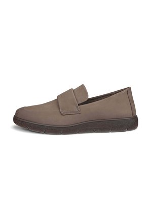 Brauner Slipper mit breitem Riemen über dem Spann, rundlicher Spitze und strukturierter dunkler Sohle, seitlich auf weißem Hintergrund gezeigt.