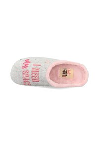 Zapatilla gris de fieltro con forro de piel sintética rosa, que presenta el texto "NECESITO MI ESPACIO" en letras rosas en negrita y un detalle de botón.
