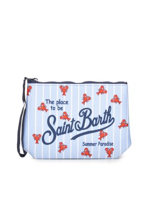 Bustina a righe azzurro chiaro con stampe rosse di aragosta e testo "The place to be Saint Barth Summer Paradise" in carattere blu scuro.