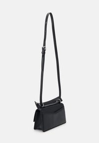 Borsa a mano in pelle nera con tracolla regolabile, forma rettangolare, superficie texture, chiusura a patta e accenti in metallo argentato.