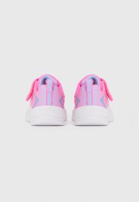 Une paire de baskets pour enfants, rose et lavande, avec des semelles blanches, vue de l'arrière, sur fond blanc.