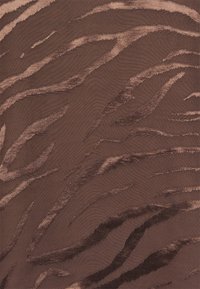 Tecido com uma base castanha e um padrão texturizado e elevado que se assemelha a riscas de tigre em tons de castanho mais escuro. Acabamento suave e brilhante.