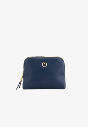 Pochette texturée bleu marine avec fermeture éclair dorée et emblème en forme de cœur doré centré sur le devant.