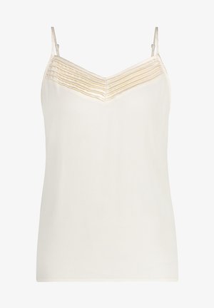 Top sin mangas color crema con pliegues horizontales superpuestos en el escote, textura suave y tirantes ajustables. Diseño sencillo y minimalista.