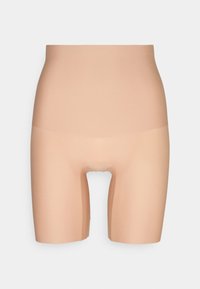 Beige shapewear-shorts med høy midje, sømløst design og åpen kil for funksjonalitet. Laget av glatt, elastisk stoff.