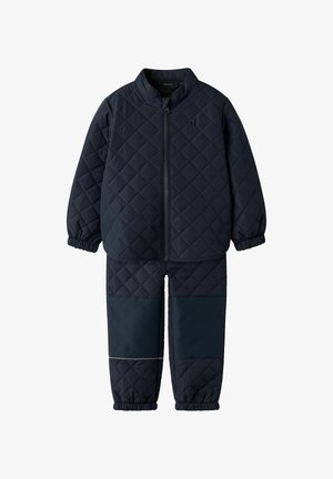 Ensemble veste matelassée bleu marine pour enfants et pantalon avec poignets élastiques et renforts aux genoux, fermeture éclair à l'avant de la veste.