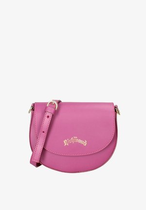 Borsa a tracolla in pelle rosa con pattina curva, dettagli in logo dorato e tracolla regolabile. Texture liscia, design compatto.