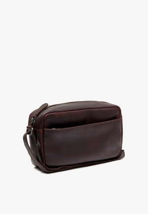 Bruine leren schoudertas met ritsluiting, vlak ontwerp, voorvak en verstelbare schouderband. Glad textuur met minimale accenten.