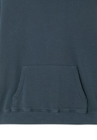 Tissu de sweat bleu foncé avec une poche kangourou devant et des coutures visibles le long des bords de la poche et de l'ourlet.